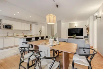 Cuisine ou kitchenette dans l'établissement Cicek - 3 chambres et balcon à Beaugrenelle