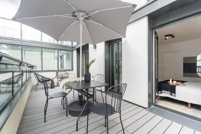 Télévision ou salle de divertissement dans l'établissement Bastille - 1 chambre et terrasse à Pere-Lachaise