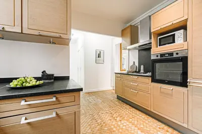 Cuisine ou kitchenette dans l'établissement Lazare - 3 chambres à Ternes
