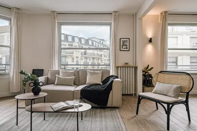 Coin salon dans l'établissement Sucre - 2 chambres à Madeleine (8 Arr.)