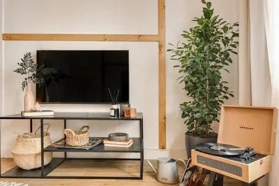 Télévision ou salle de divertissement dans l'établissement Vall - 1 chambre à Opéra