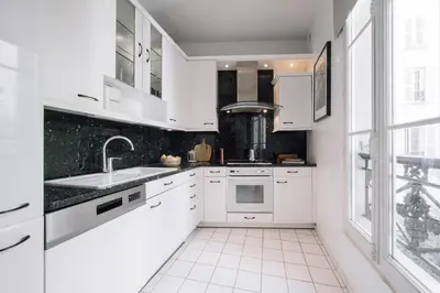 Cuisine ou kitchenette dans l'établissement Llyod - 3 chambres à Madeleine