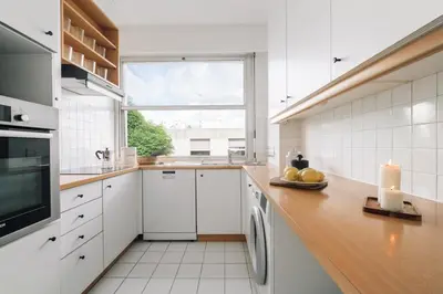 Cuisine ou kitchenette dans l'établissement Neel - 3 chambres et balcon à Neuilly-Sur-Seine