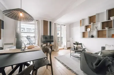 Télévision ou salle de divertissement dans l'établissement Rivoli - 2 chambres et balcon à Louvre / Tuileries