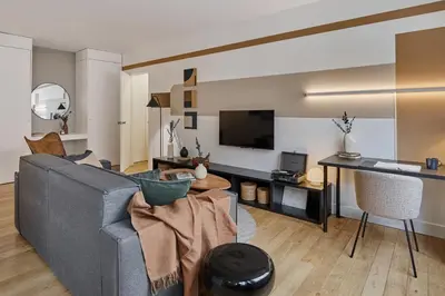 Télévision ou salle de divertissement dans l'établissement Bahce - 1 chambre à Porte-Dauphine