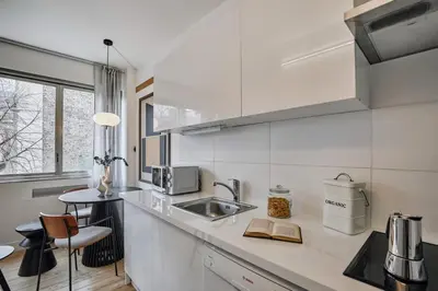 Cuisine ou kitchenette dans l'établissement Bahce - 1 chambre à Porte-Dauphine