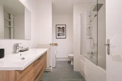 Salle de bains dans l'établissement Judson - 2 chambres et terrasse à Charonne