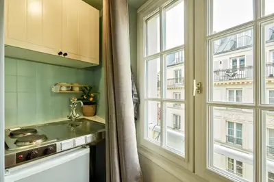 Cuisine ou kitchenette dans l'établissement Lovely Small Studio in the Heart of Saint-Germain