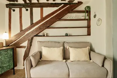 Coin salon dans l'établissement Lovely Small Studio in the Heart of Saint-Germain
