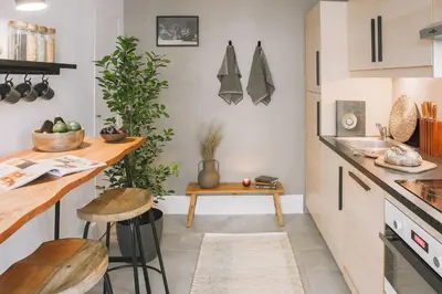 Cuisine ou kitchenette dans l'établissement Aya - 1 chambre à Invalides