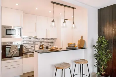 Cuisine ou kitchenette dans l'établissement Marcos - 2 chambres et balcon à Batignolles