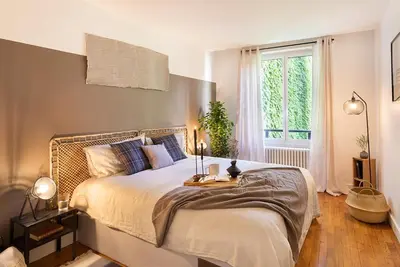 Un ou plusieurs lits dans un hébergement de l'établissement Arnave - 3 chambres et balcon à Auteuil