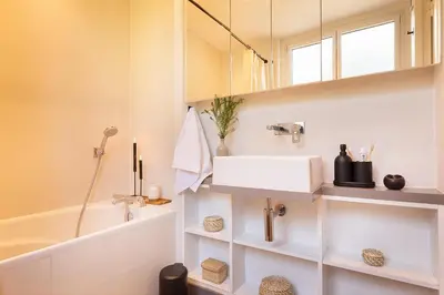 Salle de bains dans l'établissement Arnave - 3 chambres et balcon à Auteuil