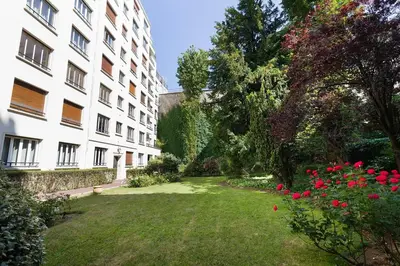 Jardin de l'établissement Arnave - 3 chambres et balcon à Auteuil