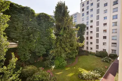 Jardin de l'établissement Arnave - 3 chambres et balcon à Auteuil