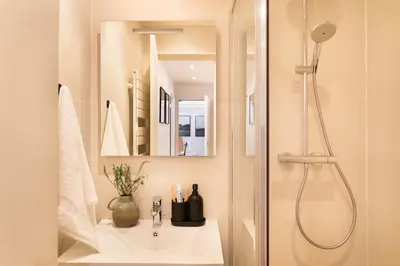 Salle de bains dans l'établissement Arnave - 3 chambres et balcon à Auteuil