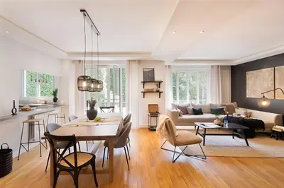Coin salon dans l'établissement Arnave - 3 chambres et balcon à Auteuil
