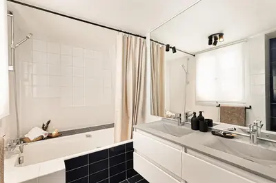 Salle de bains dans l'établissement Camiri - 1 chambre à Champs-Élysées (8 Arr.)