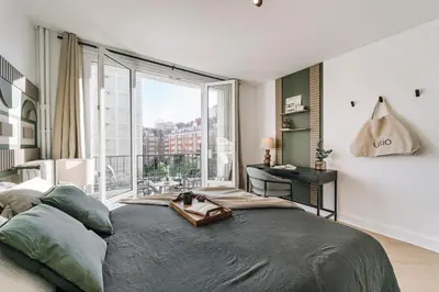 Un ou plusieurs lits dans un hébergement de l'établissement Aksu - 3 chambres et balcon à Beaugrenelle