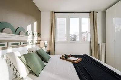 Un ou plusieurs lits dans un hébergement de l'établissement Aksu - 3 chambres et balcon à Beaugrenelle