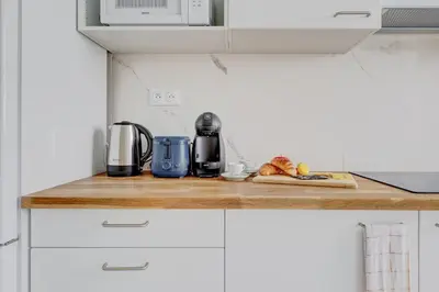 Cuisine ou kitchenette dans l'établissement Suite Massena - Opulence au cœur de Paris