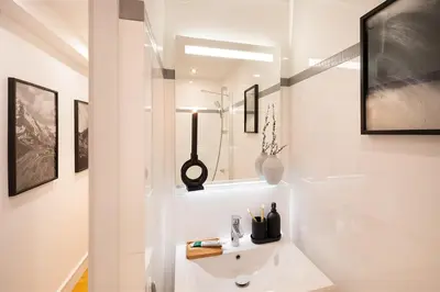 Salle de bains dans l'établissement Angles - 1 chambre à Montmartre