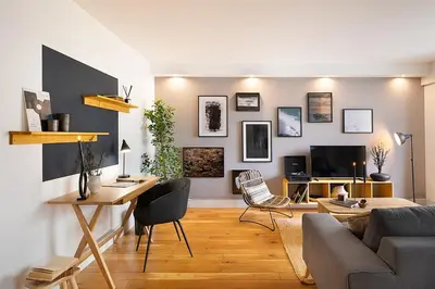 Télévision ou salle de divertissement dans l'établissement Angles - 1 chambre à Montmartre