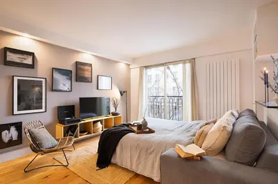 Télévision ou salle de divertissement dans l'établissement Angles - 1 chambre à Montmartre