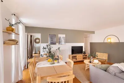 Télévision ou salle de divertissement dans l'établissement Treville - 2 chambres à Grands Boulevards