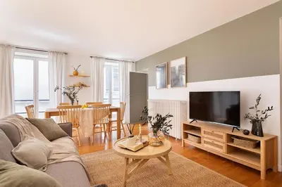 Télévision ou salle de divertissement dans l'établissement Treville - 2 chambres à Grands Boulevards