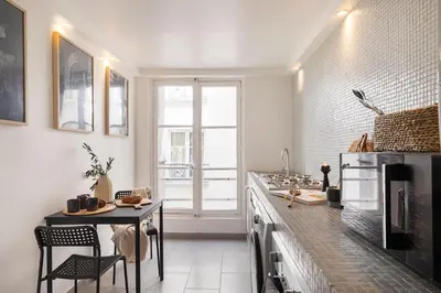 Cuisine ou kitchenette dans l'établissement Treville - 2 chambres à Grands Boulevards