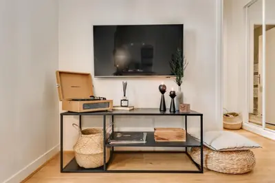 Télévision ou salle de divertissement dans l'établissement Font - 1 chambre et balcon à Opéra