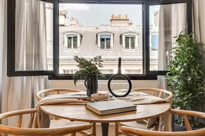 Restaurant ou autre lieu de restauration dans l'établissement Font - 1 chambre et balcon à Opéra