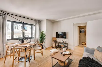 Télévision ou salle de divertissement dans l'établissement Font - 1 chambre et balcon à Opéra