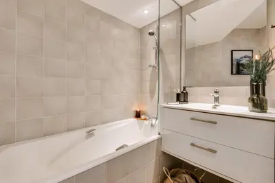 Salle de bains dans l'établissement Font - 1 chambre et balcon à Opéra