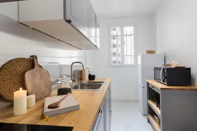 Cuisine ou kitchenette dans l'établissement Grenelle - 2 chambres à Saint-Lambert