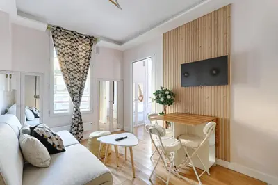 Télévision ou salle de divertissement dans l'établissement Appartement de Charme proche de la Tour Eiffel