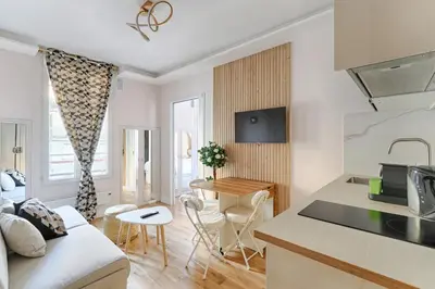Cuisine ou kitchenette dans l'établissement Appartement de Charme proche de la Tour Eiffel