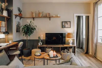 Télévision ou salle de divertissement dans l'établissement Tejo - 1 chambre à Montorgueil