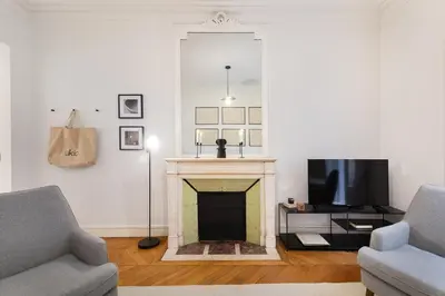 Télévision ou salle de divertissement dans l'établissement Chambord - 1 chambre et terrasse à Invalides