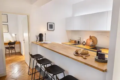 Cuisine ou kitchenette dans l'établissement Chambord - 1 chambre et terrasse à Invalides