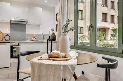 Cuisine ou kitchenette dans l'établissement Dauphine - 1 chambre à Auteuil