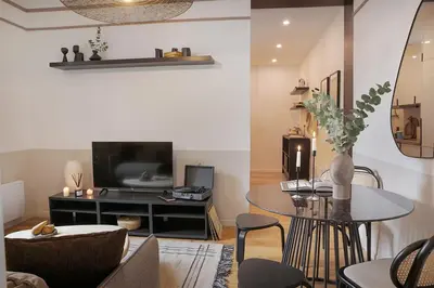 Télévision ou salle de divertissement dans l'établissement Ternes - 1 chambre à Ternes