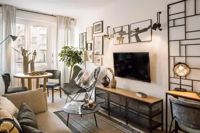 Télévision ou salle de divertissement dans l'établissement Nuria - Studio et balcon à Auteuil
