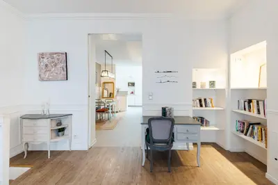 Bibliothèque dans l'appartement