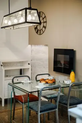 Télévision ou salle de divertissement dans l'établissement Le Reflet Saint-Martin - gare du Nord et de l'Est
