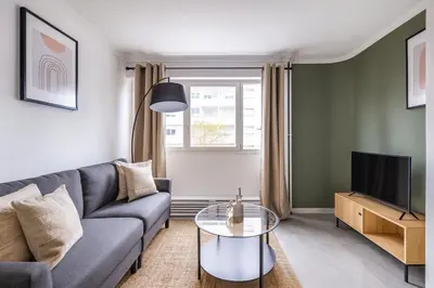 Coin salon dans l'établissement Beautiful Flat in Levallois