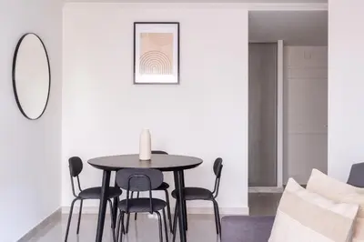Coin salon dans l'établissement Beautiful Flat in Levallois