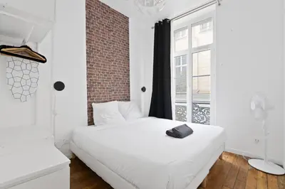 Un ou plusieurs lits dans un hébergement de l'établissement 2 Bedroom Apartment Île Saint-Louis With Free Netflix