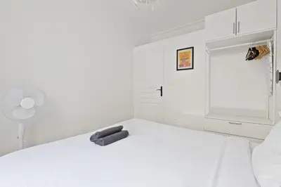 Un ou plusieurs lits dans un hébergement de l'établissement 2 Bedroom Apartment Île Saint-Louis With Free Netflix